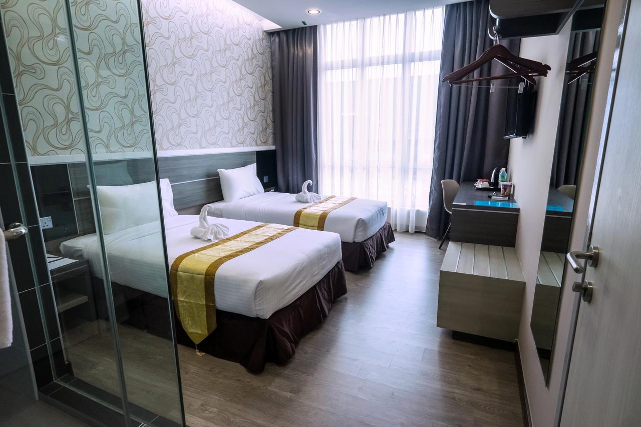 Indra Hotel 2*