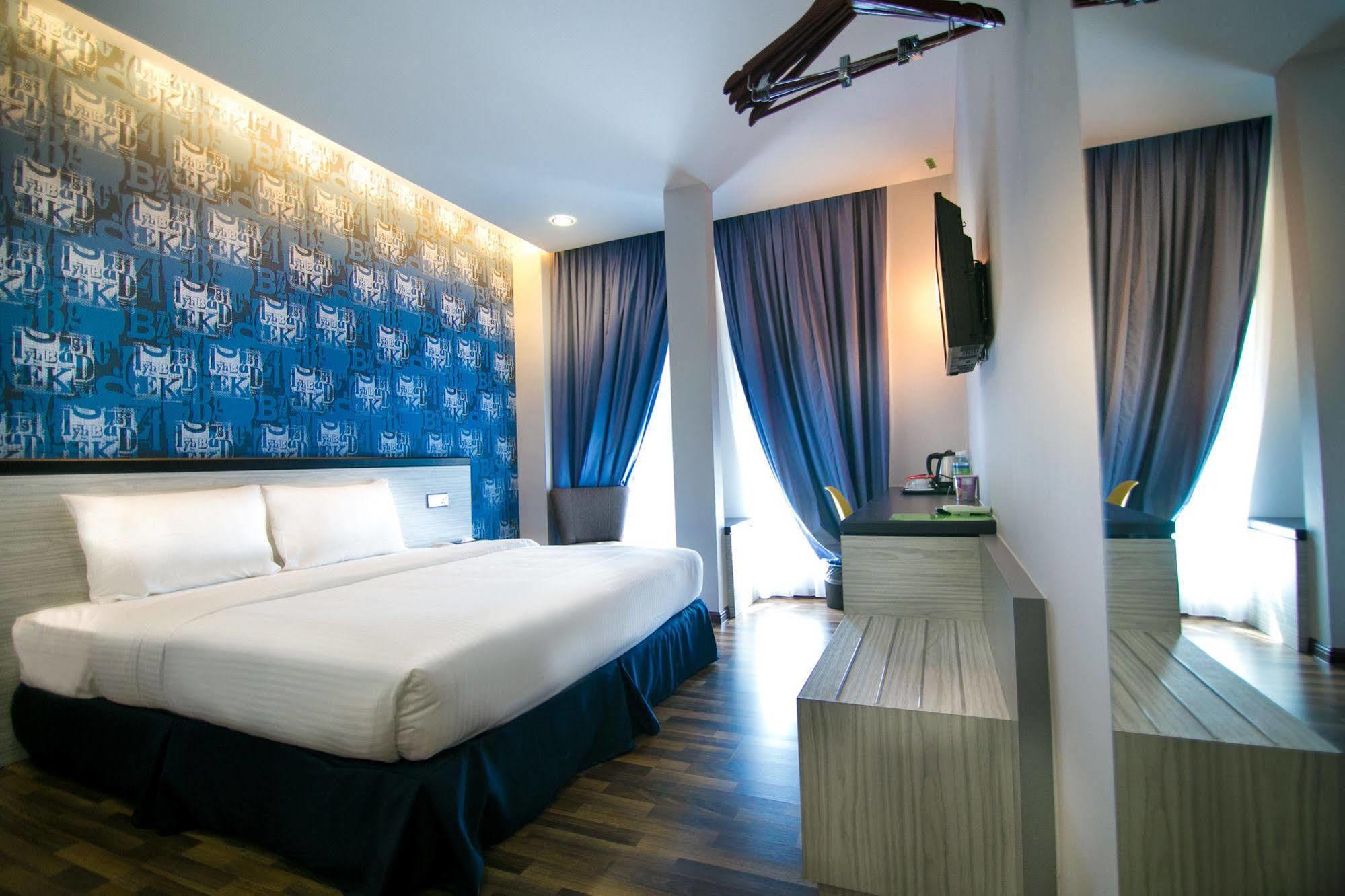 Indra Hotel 2*